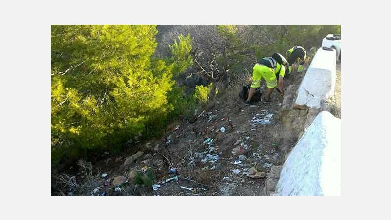 Brigadas municipales limpian en el entorno del Parque Natural para prevenir inundaciones e incendios