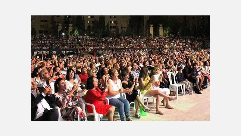 Más de 2.000 fans disfrutan de la gran noche de Raphael en Benidorm