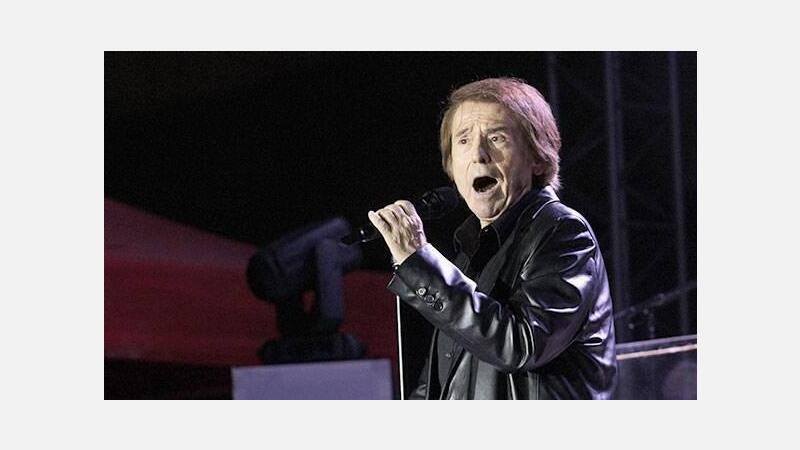 Más de 2.000 fans disfrutan de la gran noche de Raphael en Benidorm