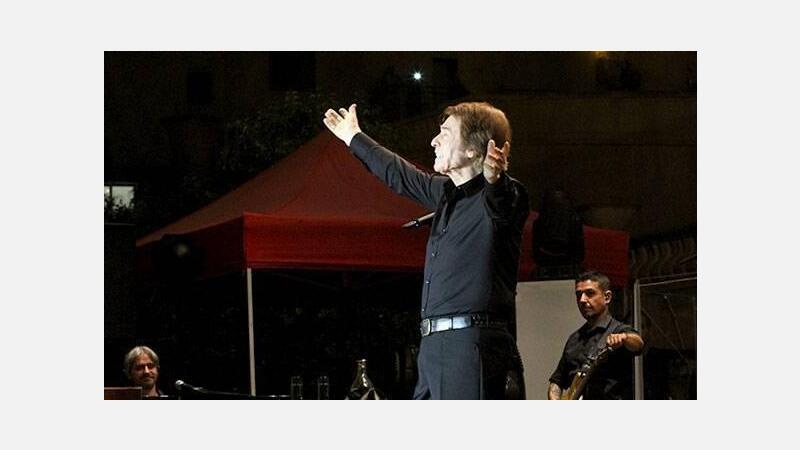 Más de 2.000 fans disfrutan de la gran noche de Raphael en Benidorm