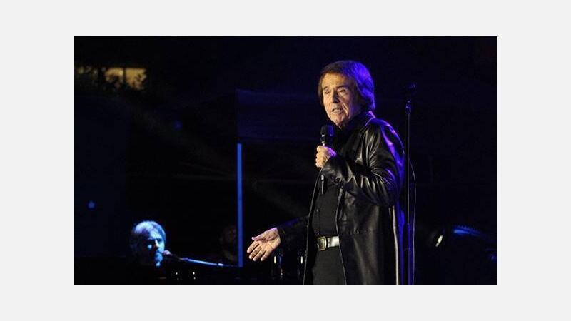 Más de 2.000 fans disfrutan de la gran noche de Raphael en Benidorm