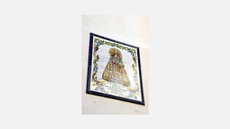 Una placa recuerda la visita de la Virgen de los Desamparados a Benidorm
