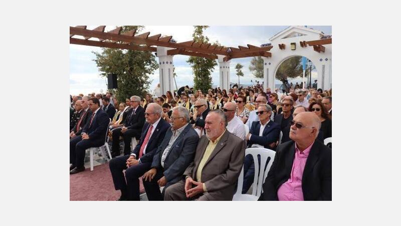 Toni Pérez evoca en el 9 d’Octubre la vocación cosmopolita de Benidorm como un bálsamo contra la exclusión
