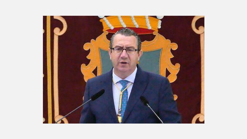 Toni Pérez evoca en el 9 d’Octubre la vocación cosmopolita de Benidorm como un bálsamo contra la exclusión