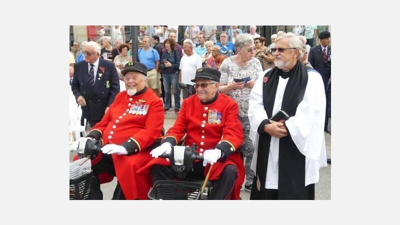 La Royal British Legion desfila por Benidorm en la conmemoración de la ‘Poppy Appeal’
