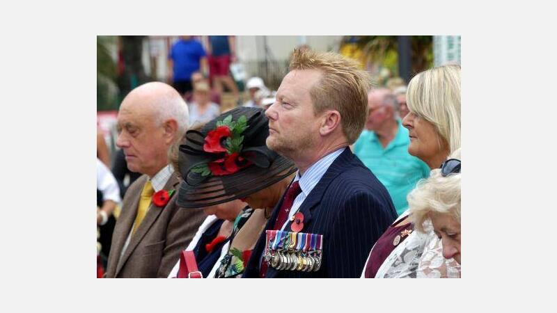 La Royal British Legion desfila por Benidorm en la conmemoración de la ‘Poppy Appeal’