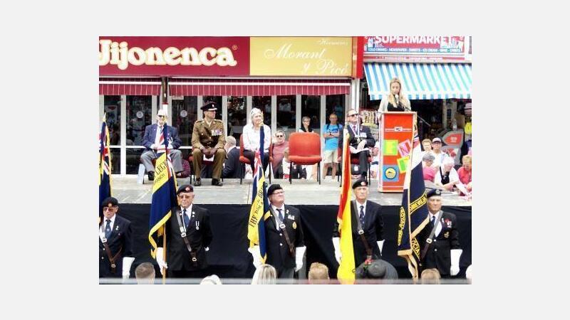 La Royal British Legion desfila por Benidorm en la conmemoración de la ‘Poppy Appeal’