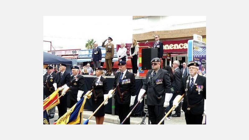 La Royal British Legion desfila por Benidorm en la conmemoración de la ‘Poppy Appeal’