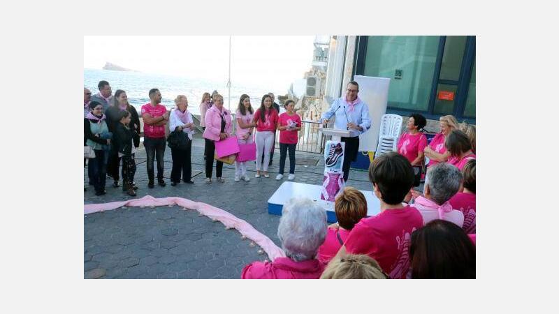 Benidorm conmemora el Día Internacional contra el Cáncer de Mama con la lectura de un manifiesto y un gran lazo humano en la Playa de Levante