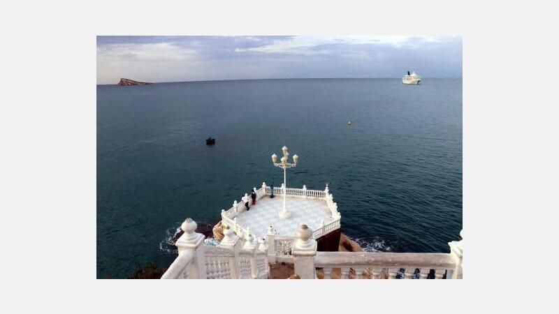 El crucero Artania realiza escala en Benidorm a bordo de un millar de turistas alemanes