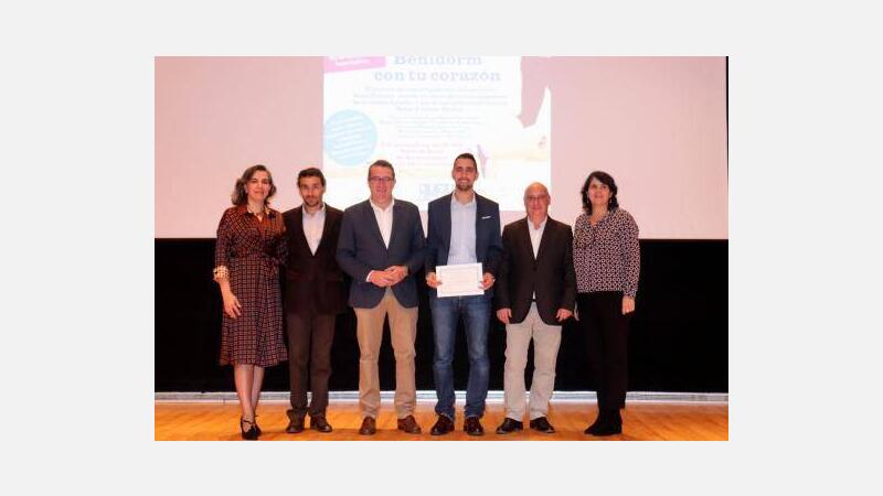 Iván Cavero recibe el premio ‘Benidorm con tu corazón’ promovido por la asociación Apadrina la Ciencia