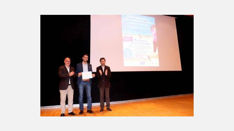 Iván Cavero recibe el premio ‘Benidorm con tu corazón’ promovido por la asociación Apadrina la Ciencia