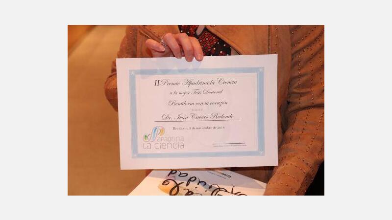 Iván Cavero recibe el premio ‘Benidorm con tu corazón’ promovido por la asociación Apadrina la Ciencia