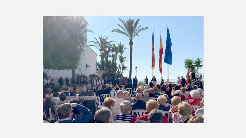 Benidorm celebra la Constitución entregando la Medalla Corporativa a las asociaciones creadas en los años de la transición