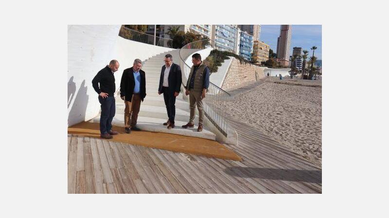 Benidorm repara los tramos dañados de pasarela del Paseo de Poniente