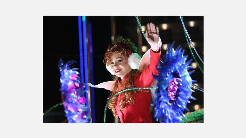 La ilusión de miles de niños y niñas recibe a los Reyes Magos en la Cabalgata de Benidorm