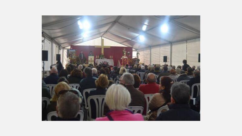Centenares de personas asisten en la ermita de Sanç a la tradicional bendición de animales de Sant Antoni