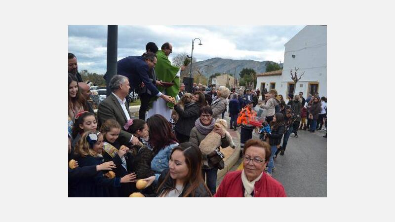 Centenares de personas asisten en la ermita de Sanç a la tradicional bendición de animales de Sant Antoni