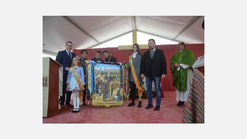 Centenares de personas asisten en la ermita de Sanç a la tradicional bendición de animales de Sant Antoni