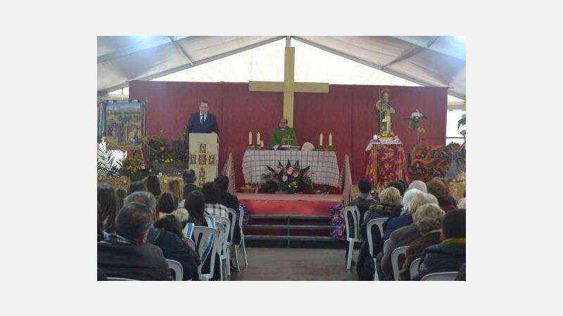 Centenares de personas asisten en la ermita de Sanç a la tradicional bendición de animales de Sant Antoni