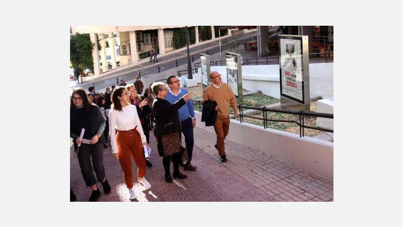 Benidorm lleva a la calle la sensibilización sobre la violencia de género con una muestra de carteles de alumnos del IES Pere Mª Orts i Bosch
