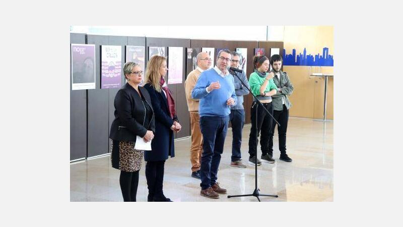 Benidorm lleva a la calle la sensibilización sobre la violencia de género con una muestra de carteles de alumnos del IES Pere Mª Orts i Bosch
