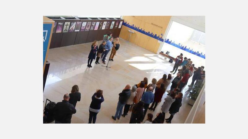 Benidorm lleva a la calle la sensibilización sobre la violencia de género con una muestra de carteles de alumnos del IES Pere Mª Orts i Bosch