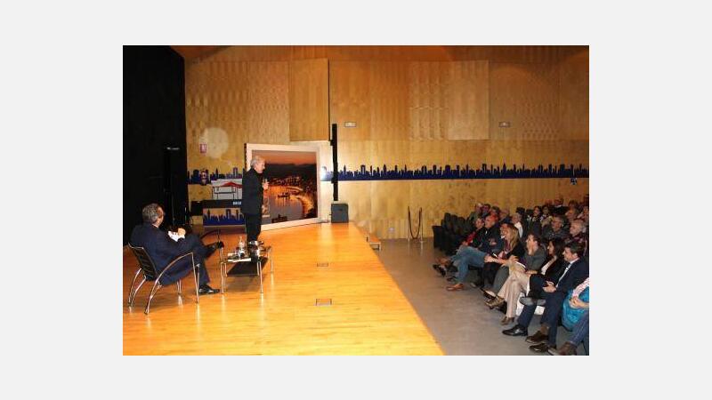 Emilio del Río presenta en Benidorm su libro ‘Latín Lovers’, un homenaje a la cultura clásica en clave de humor
