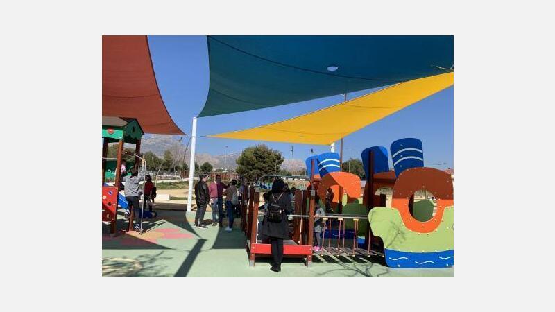 Benidorm habilita dos zonas de sombra en las áreas infantiles del Parque de Foietes