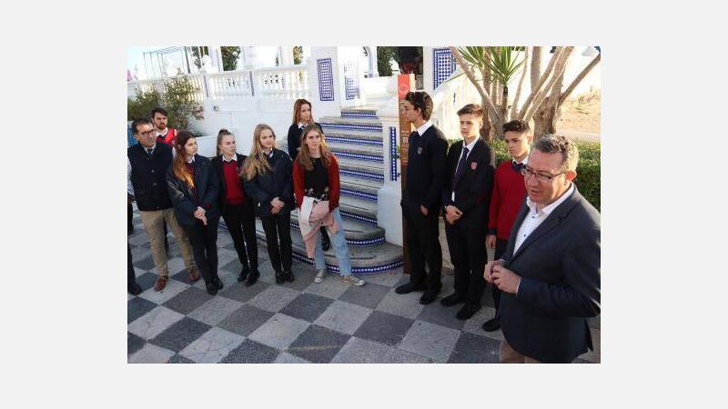 Benidorm da a conocer a través de tres tótems el proyecto ‘Turismo de Emociones’, impulsado por jóvenes y que apuesta por un ocio sano