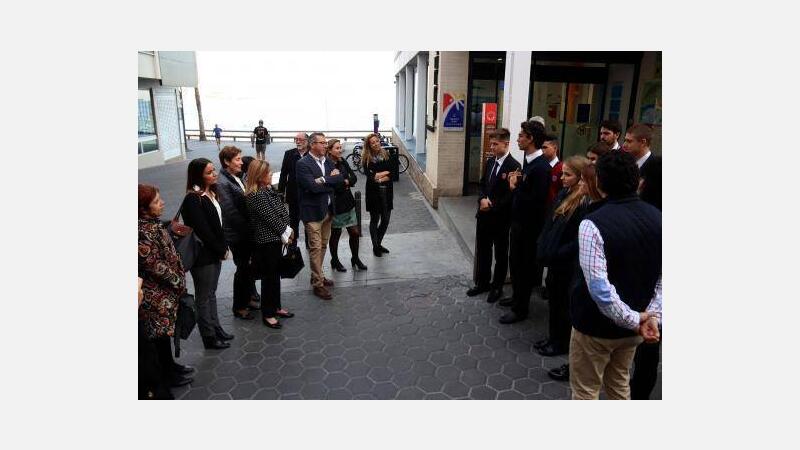 Benidorm da a conocer a través de tres tótems el proyecto ‘Turismo de Emociones’, impulsado por jóvenes y que apuesta por un ocio sano
