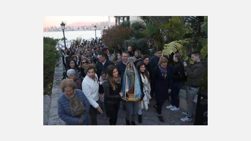 Centenares de benidormenses recuerdan al alba la llegada de la patrona