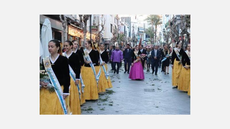 Benidorm ofrenda a su patrona en el 279 aniversario de su llegada a la ciudad