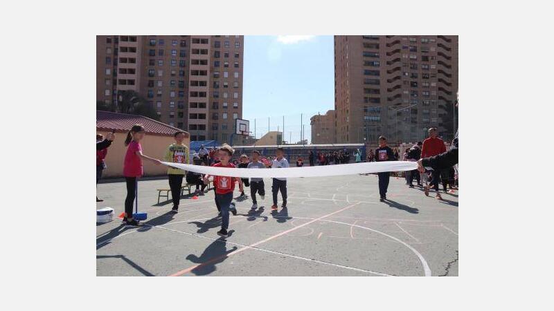 260 Alumnos de primaria del CEIP la Cala de Benidorm participan en la Carrera Solidaria a favor de Save the Children