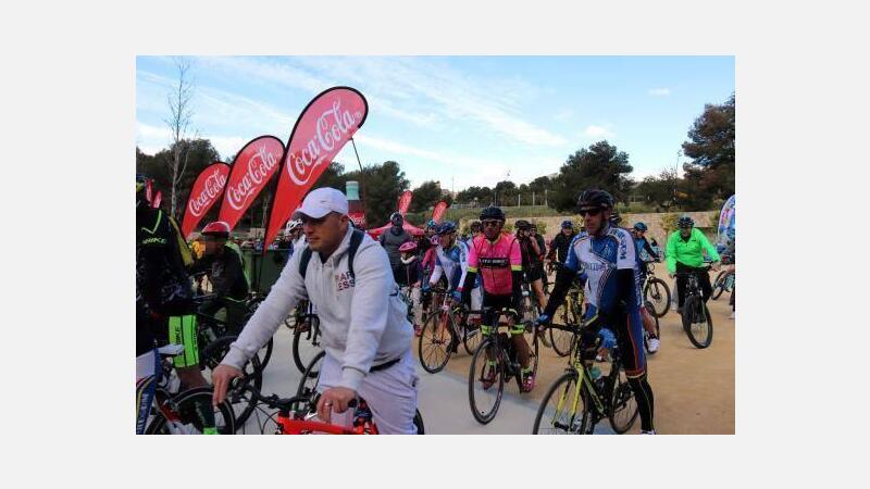 Centenares de personas se suman a la celebración del Día de la Bicicleta