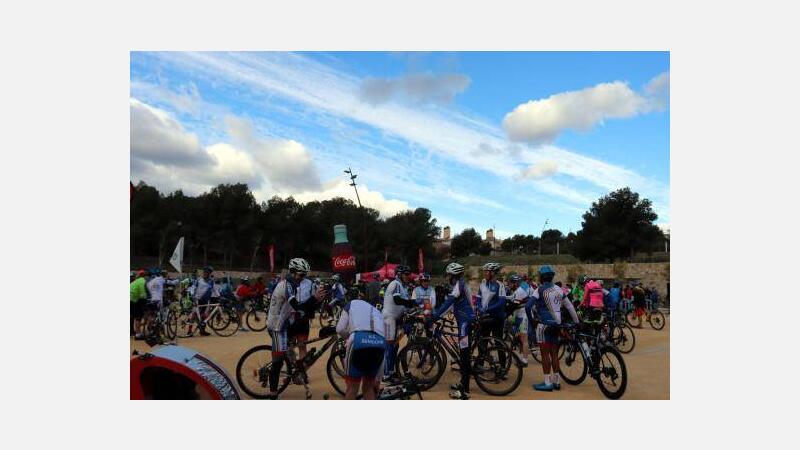 Centenares de personas se suman a la celebración del Día de la Bicicleta