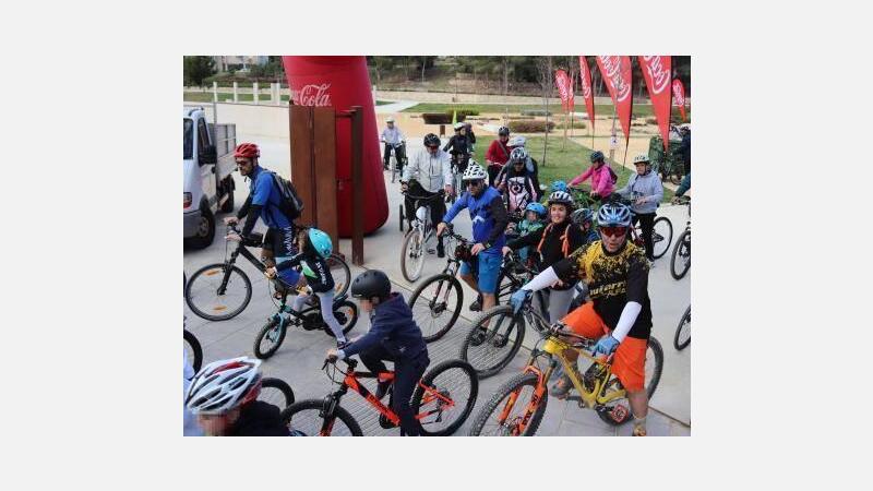 Centenares de personas se suman a la celebración del Día de la Bicicleta