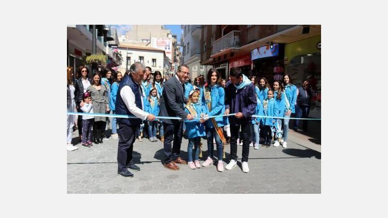 La ‘Fira de Pasqua’ inaugura con más de veinte puestos de venta de productos autóctonos para recaudar fondos para las Fiestas Patronales