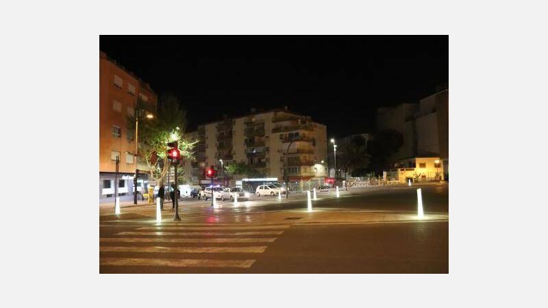 Movilidad refuerza la seguridad vial y peatonal de El Cruce con nuevos bolardos luminosos