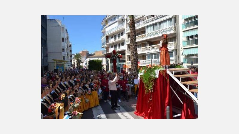La niña Araceli Such Romero recita el verso en la tradicional Festa de la Creu