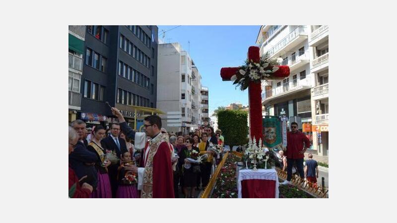 La niña Araceli Such Romero recita el verso en la tradicional Festa de la Creu