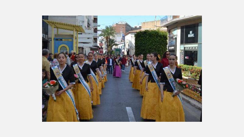 La niña Araceli Such Romero recita el verso en la tradicional Festa de la Creu
