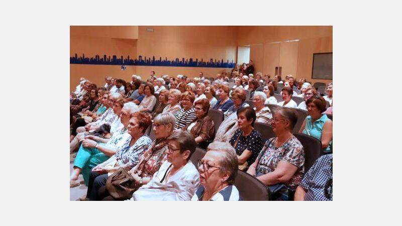 La Asociación Amas de Casa celebra el final de curso en el Salón de Actos con un Festival de música y danza