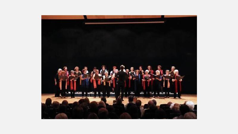 La Asociación Amas de Casa celebra el final de curso en el Salón de Actos con un Festival de música y danza