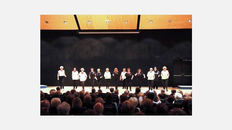 La Asociación Amas de Casa celebra el final de curso en el Salón de Actos con un Festival de música y danza