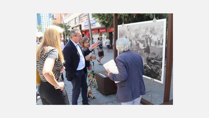 La calle Gambo, un museo al aire libre con ‘Génesis,’ de Sebastião Salgado