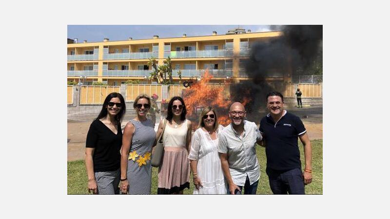 La residencia de la tercera edad de Benidorm celebra la ‘cremà’ de su hoguera
