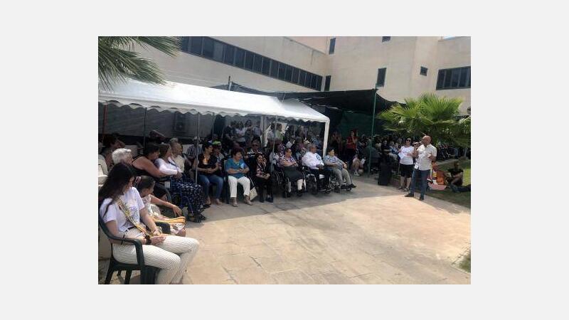 La residencia de la tercera edad de Benidorm celebra la ‘cremà’ de su hoguera