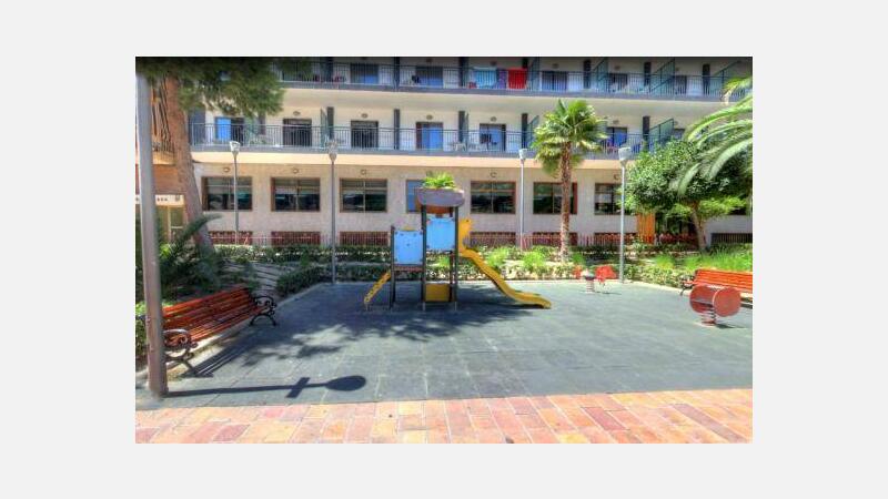 Nuevo parque infantil en la Plaza de España adaptado a la normativa europea en seguridad