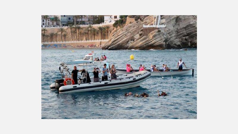 La Virgen del Carmen recorre la Bahía de Benidorm para ofrendar a los caídos en la mar